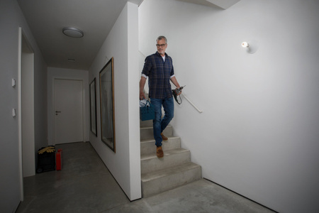 LED žárovka E27 A60 8W = 60W 806lm 2700K Teplá bílá 280° PHILIPS Pohybový a soumrakový senzor