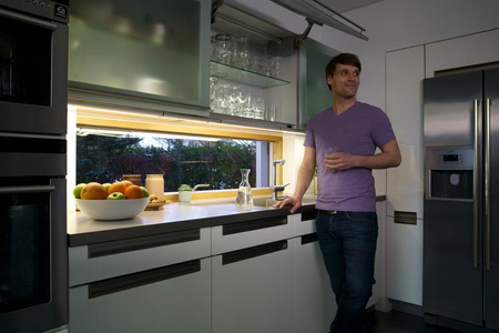 Lineární LED lampa pod skříňku 12W 760lm 3000K Teplá bílá s pohybovým senzorem 50cm Lineární LED Plochá LEDVANCE