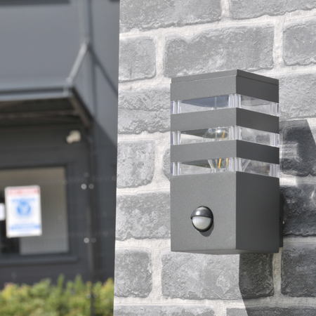 Zahradní lampa Nástěnná lampa TEKSAS PIR E27 IP44 senzor grafitový GOLDLUX (Polux)