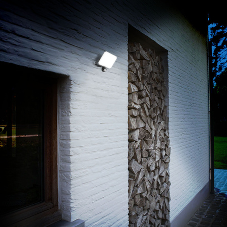 LED reflektor 50W 4750lm 5000K studená bílá se senzorem pohybu a soumraku černý s mléčným stínítkem Videx