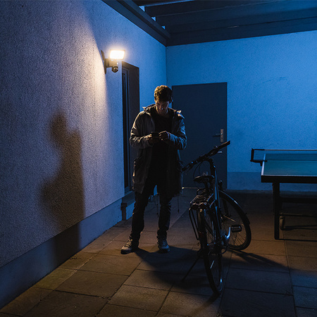 LED reflektor 23W 2000lm 3000K Senzor a HD kamera SMART+ WIFI LEDVANCE