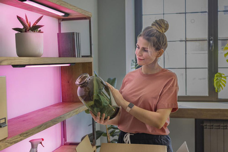 LED světlo pod skříňku se senzorem pohybu 8W 460lm 3000K teplé RGBw stmívatelné dálkové ovládání černé 30cm lineární hrany Ledvance