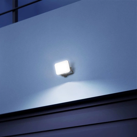 LED reflektor 20W 1900lm 5000K Cold Black s mléčným stínítkem Videx