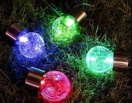 LED solární zahradní lampa. závěsná LED RGB BALL. sklo. černá. efekt prasklého skla