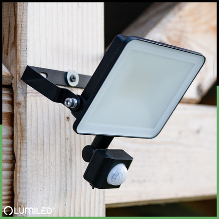 LED reflektor AZZLER 20W 2400lm 4000K IP44 Halogenová venkovní lampa se senzorem pohybu černá LUMILED