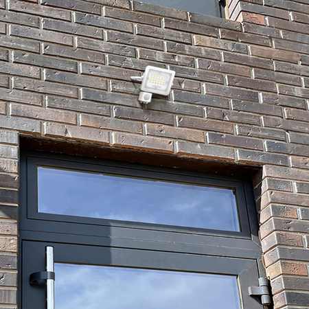 Reflektor LED 20W 1800lm 5000K IP65 Bílý s pohybovým a soumrakovým senzorem VIDEO LUCA