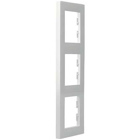 Trojitý rámeček pro vypínače a zásuvky. bílý