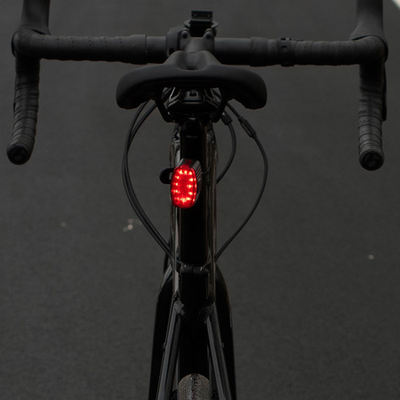 Zadní svítilna na kolo červená USB-C 6 režimů IP66 POWERFUL VAYOX