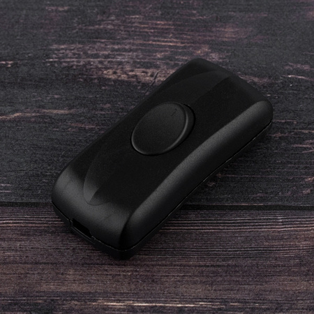 Kolébkový vypínač na černém krouceném kabelu