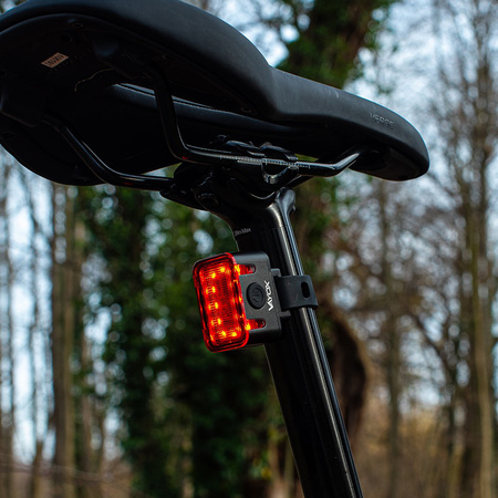 Zadní svítilna na kolo červená USB-C 6 režimů IPX6 POWERFUL VAYOX