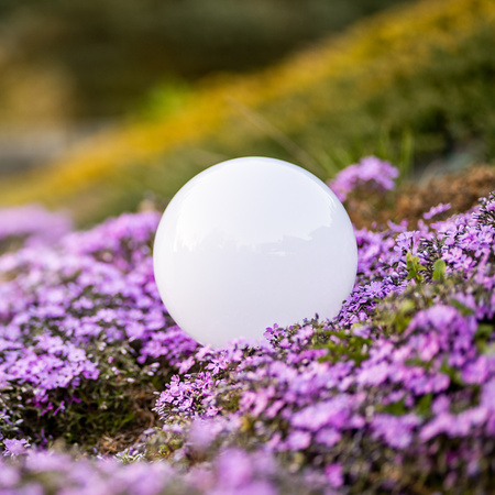 LED ATRIS Solární zahradní lampa poháněná nadzemní bílou koulí 25 cm RGB LUMILED