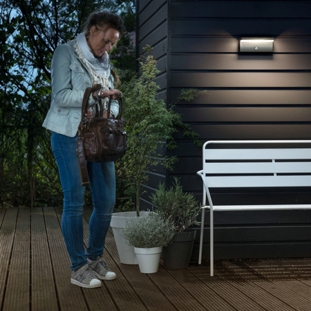 Zahradní LED nástěnné svítidlo BUSTAN 3,8W Pohybové čidlo 2700K teplá bílá IP44 Antracit PHILIPS