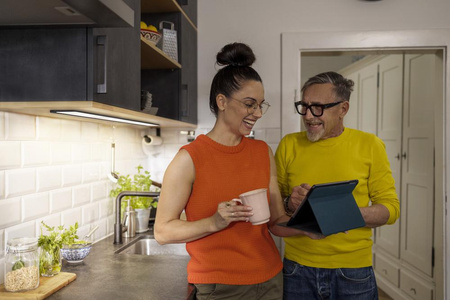 Podskříňové svítidlo Ledvance LED Nábytkové lamelové svítidlo s čidlem pohybu bez rámečku 5W 220lm CCT Stmívatelné černé 30x10cm Podskříňové svítidlo Ledvance