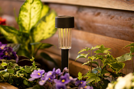 LED solární zahradní lampa. černá. 6500K. Studená bílá