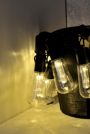 LED zahradní girlanda na baterie 2.6 m. napájení 2xAA EDISON baterie. černá GOLDLUX (Polux)