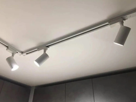 Čtyřnásobný křížový konektor pro třífázové přípojnice. bílý