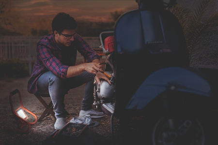 Reflektor LED 10W 800lm 4000K IP44 PRACOVNÍ SVĚTLO R-STAND USB LEDVANCE