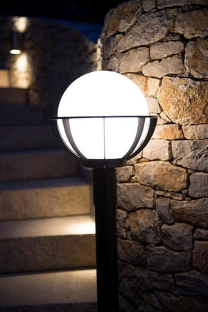 Venkovní stojící zahradní lampa POST Koule s košem 250 K 5002/2/KPO 250 E27 90cm Su-Ma