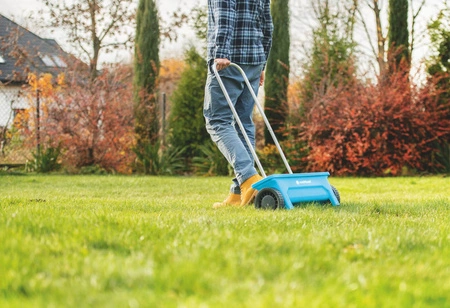 Rozmetadlo travního osiva, hnojiv a hnojiv na kolečkách CELLFAST