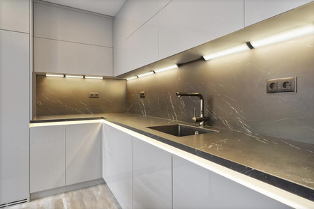 Ledvance Motion Sensor 5W 320lm CCT stmívatelný černý 35cm lineární úhel Ledvance LED pásek pod skříňku