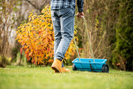 Rozmetadlo travního osiva, hnojiv a hnojiv na kolečkách CELLFAST