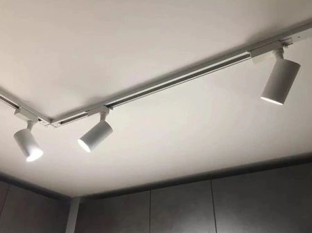 Trojitý T-konektor pro třífázové přípojnice. bílý