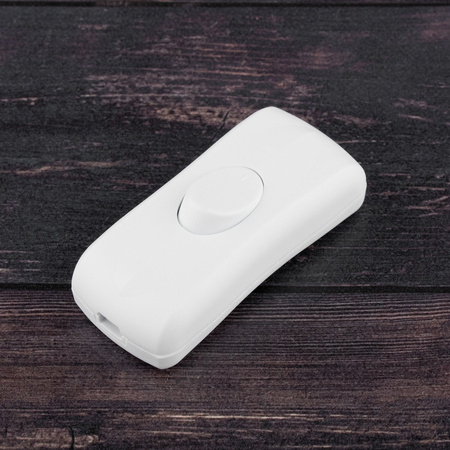 Kolébkový vypínač na bílém krouceném kabelu