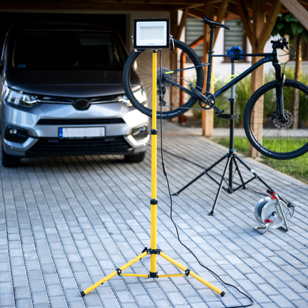 LED reflektor ZUNA2 Halogenová lampa 100W 4000K na stojanu + kabel + hermetický konektor LUMILED