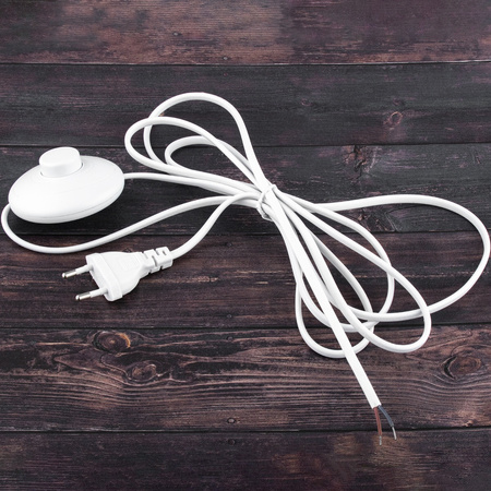 Nožní spínač s bílým kabelem