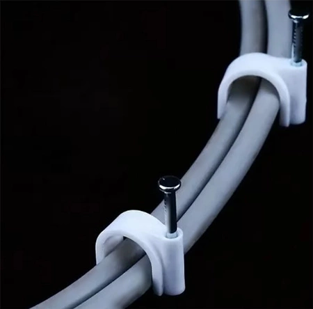 Kabelový úchyt s drátěným hřebíkem kulatý FLOP 8 mm bílý