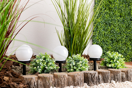 LED solární zahradní lampa s hroty. BÍLÁ KULICE. 10 cm