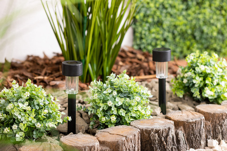 LED solární zahradní lampa. černá. 6500K. Studená bílá