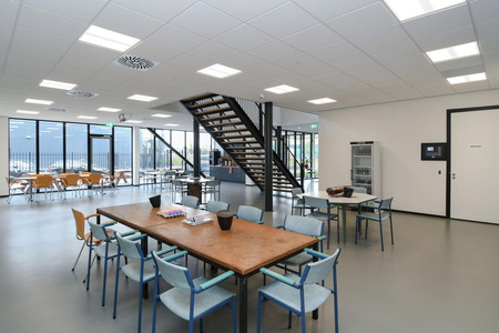 LED panelové kancelářské stropní světlo 36W 5040lm 4000K neutrální stmívatelné povrchově montované bílé 60x60cm UGR19 chránit Ledvance