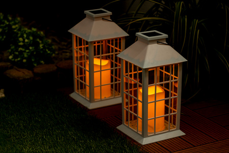 Solární LED zahradní lampa závěsná bílá 27cm