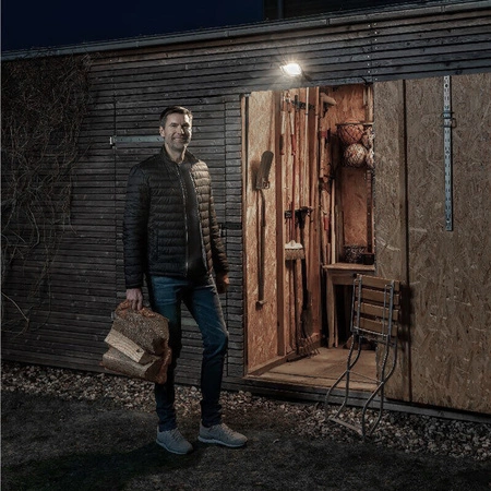 LED reflektor 30W 2400lm 6500K IP65 černý s pohybovým a soumrakovým senzorem + dálkové ovládání KOBI MHNC