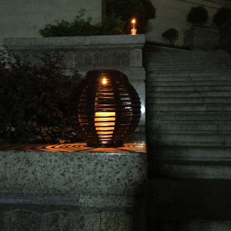 LED solární zahradní lampa. závěsná LAMPA. černá. oválná. efekt plamene